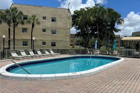 Condo in Sunrise, Florida, 2 bedrooms  № 1377429 - photo 19