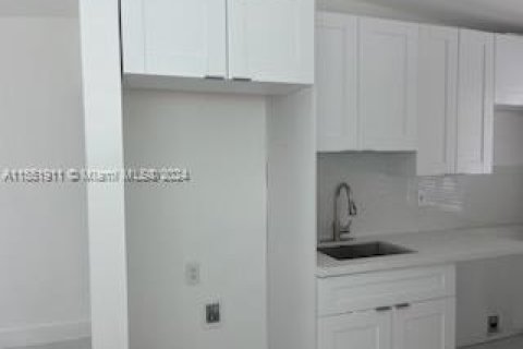 House in Opa-locka, Florida 2 bedrooms, 55.18 sq.m. № 1071875 - photo 6
