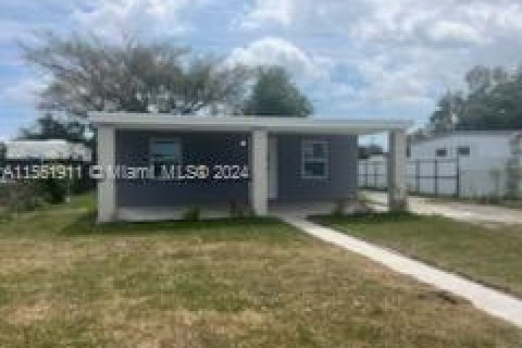 House in Opa-locka, Florida 2 bedrooms, 55.18 sq.m. № 1071875 - photo 1