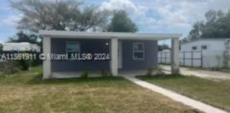 House in Opa-locka, Florida 2 bedrooms, 55.18 sq.m. № 1071875