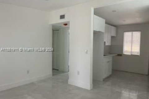 House in Opa-locka, Florida 2 bedrooms, 55.18 sq.m. № 1071875 - photo 5