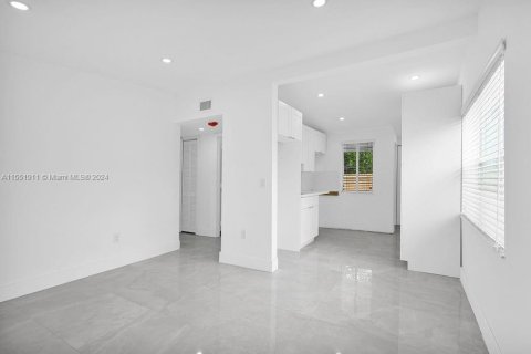 Casa en venta en Opa-locka, Florida, 2 dormitorios, 55.18 m2 № 1071875 - foto 17