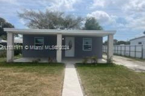 House in Opa-locka, Florida 2 bedrooms, 55.18 sq.m. № 1071875 - photo 3