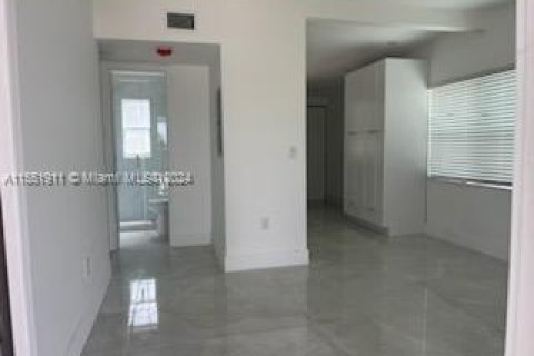 House in Opa-locka, Florida 2 bedrooms, 55.18 sq.m. № 1071875 - photo 4