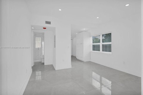 Villa ou maison à vendre à Opa-locka, Floride: 2 chambres, 55.18 m2 № 1071875 - photo 28