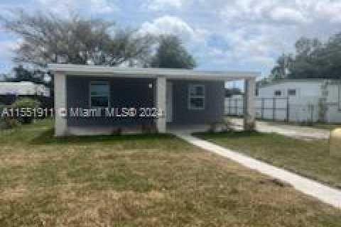 House in Opa-locka, Florida 2 bedrooms, 55.18 sq.m. № 1071875 - photo 2