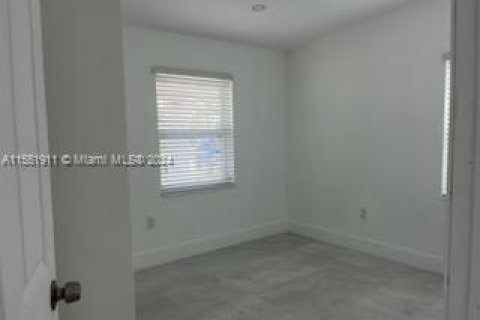 House in Opa-locka, Florida 2 bedrooms, 55.18 sq.m. № 1071875 - photo 10