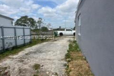House in Opa-locka, Florida 2 bedrooms, 55.18 sq.m. № 1071875 - photo 13
