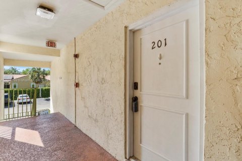 Купить кондоминиум в Корал-Спрингс, Флорида 2 спальни, 99.41м2, № 1076275 - фото 3