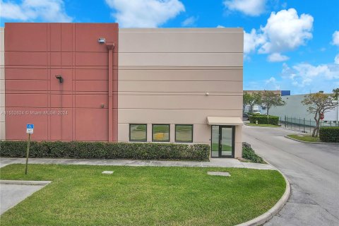 Commercial property in Dania Beach, Florida № 1072291 - photo 2