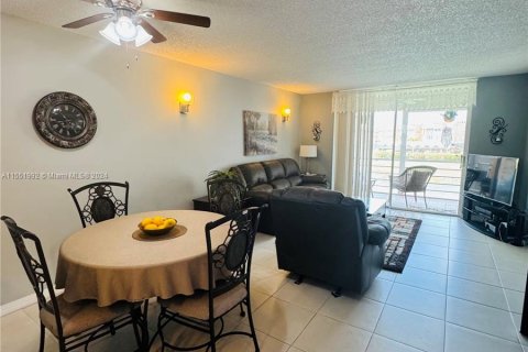 Condo in Sunrise, Florida, 2 bedrooms  № 1072007 - photo 10