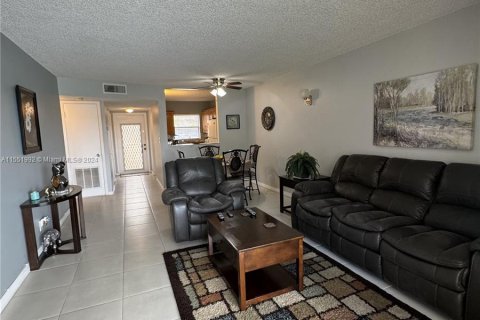 Condo in Sunrise, Florida, 2 bedrooms  № 1072007 - photo 7