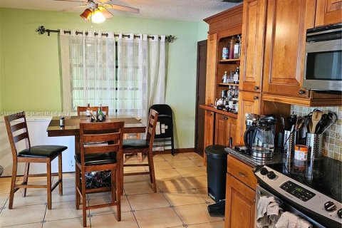 House in Oakland Park, Florida 3 bedrooms, 135.17 sq.m. № 1209329 - photo 6