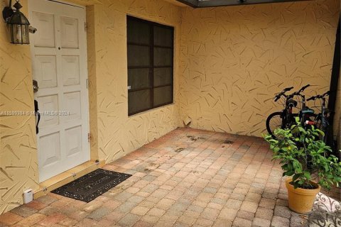 House in Oakland Park, Florida 3 bedrooms, 135.17 sq.m. № 1209329 - photo 3