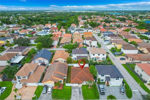 House in Hialeah, Florida 3 bedrooms, 137.5 sq.m. № 1331801 - photo 1