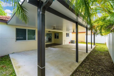 Casa en venta en Hialeah, Florida, 3 dormitorios, 137.5 m2 № 1331801 - foto 17