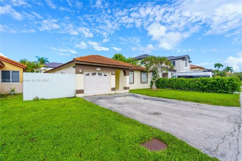 House in Hialeah, Florida 3 bedrooms, 137.5 sq.m. № 1331801 - photo 12