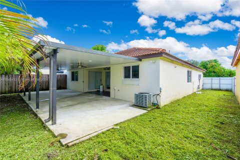 House in Hialeah, Florida 3 bedrooms, 137.5 sq.m. № 1331801 - photo 16