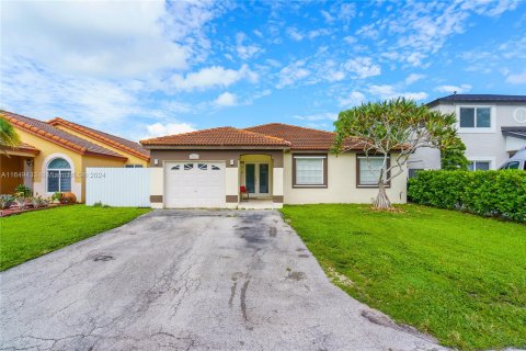 House in Hialeah, Florida 3 bedrooms, 137.5 sq.m. № 1331801 - photo 13