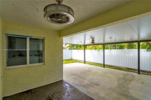 House in Hialeah, Florida 3 bedrooms, 137.5 sq.m. № 1331801 - photo 15