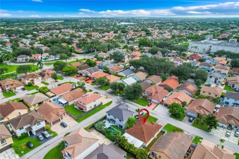 House in Hialeah, Florida 3 bedrooms, 137.5 sq.m. № 1331801 - photo 3