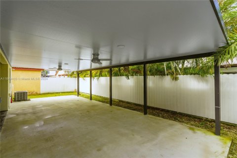 House in Hialeah, Florida 3 bedrooms, 137.5 sq.m. № 1331801 - photo 18