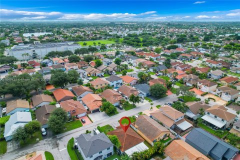 House in Hialeah, Florida 3 bedrooms, 137.5 sq.m. № 1331801 - photo 4