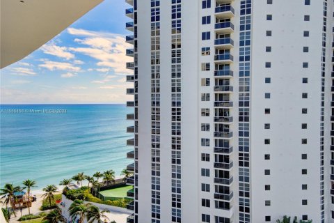 Hotel en venta en Sunny Isles Beach, Florida, 33.44 m2 № 1076594 - foto 28