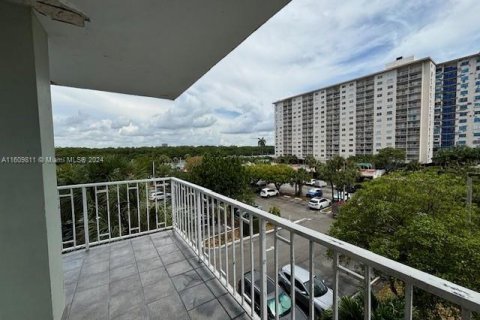 Condo in Sunny Isles Beach, Florida, 2 bedrooms  № 1292575 - photo 17