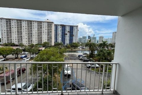 Condo in Sunny Isles Beach, Florida, 2 bedrooms  № 1292575 - photo 16