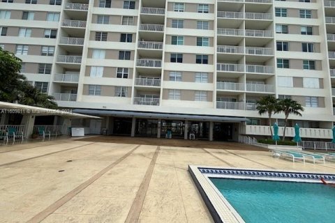 Condo in Sunny Isles Beach, Florida, 2 bedrooms  № 1292575 - photo 23