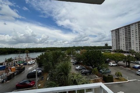 Copropriété à vendre à Sunny Isles Beach, Floride: 2 chambres, 125.42 m2 № 1292575 - photo 18