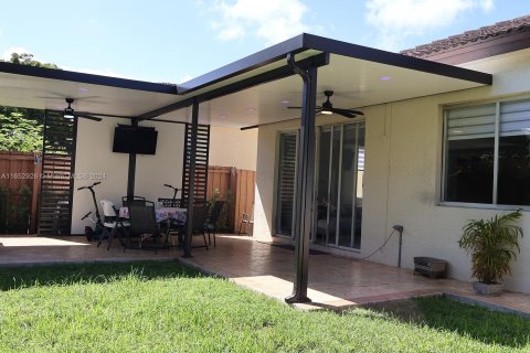 Casa en venta en Cutler Bay, Florida, 3 dormitorios, 163.51 m2 № 1348051 - foto 23