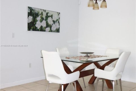 Casa en venta en Cutler Bay, Florida, 3 dormitorios, 163.51 m2 № 1348051 - foto 10