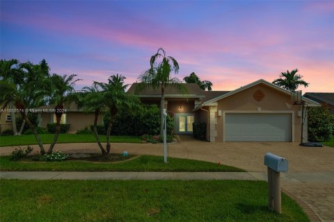 House in Pembroke Pines, Florida 4 bedrooms, 235.23 sq.m. № 1348089 - photo 1