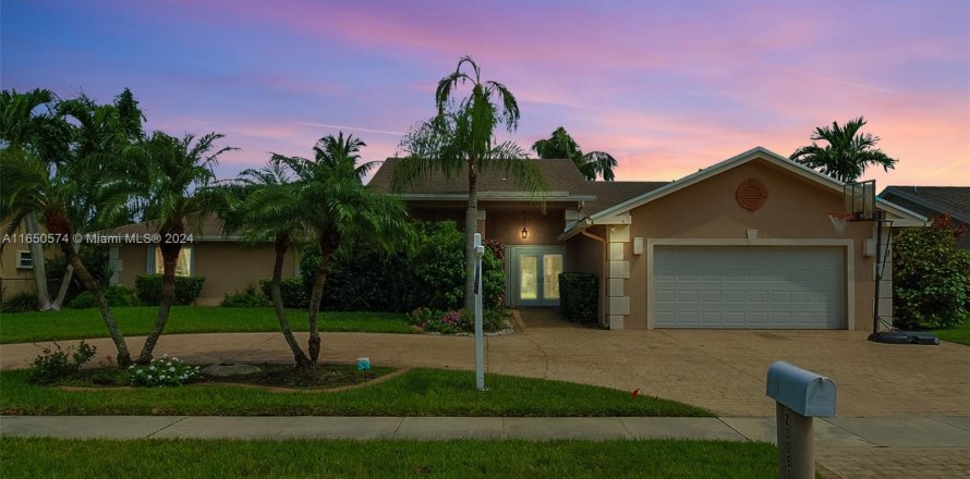 House in Pembroke Pines, Florida 4 bedrooms, 235.23 sq.m. № 1348089