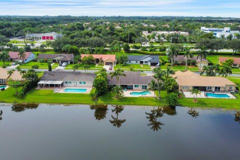 House in Pembroke Pines, Florida 4 bedrooms, 235.23 sq.m. № 1348089 - photo 30