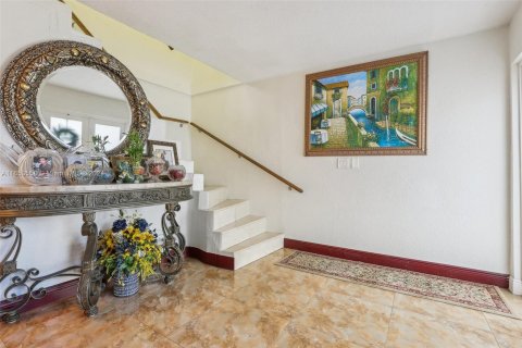 House in Miami, Florida 8 bedrooms, 322.56 sq.m. № 1348052 - photo 4