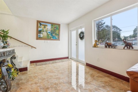 House in Miami, Florida 8 bedrooms, 322.56 sq.m. № 1348052 - photo 3