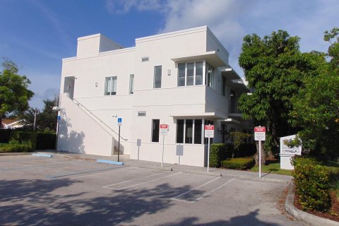 Купить коммерческую недвижимость в Делрей-Бич, Флорида № 1058936 - фото 1