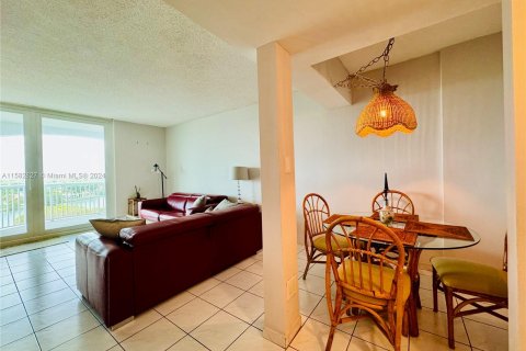 Condo in Miami Beach, Florida, 1 bedroom  № 1168355 - photo 13