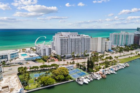 Condo in Miami Beach, Florida, 1 bedroom  № 1168355 - photo 1