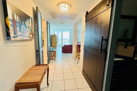 Condo in Miami Beach, Florida, 1 bedroom  № 1168355 - photo 12