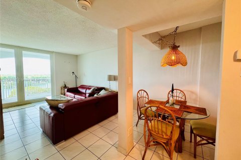 Condo in Miami Beach, Florida, 1 bedroom  № 1168355 - photo 16