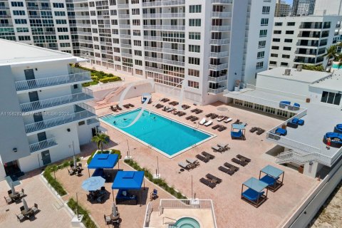 Condo in Miami Beach, Florida, 1 bedroom  № 1168355 - photo 11