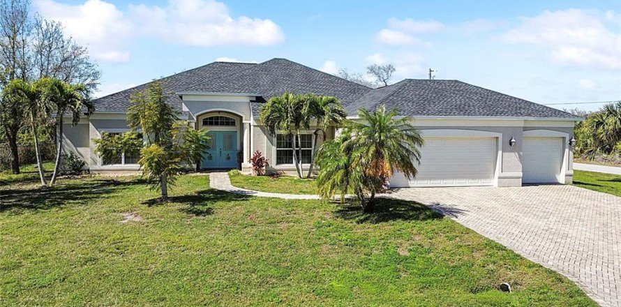 House in Port Charlotte, Florida 3 bedrooms, 214.88 sq.m. № 1027959