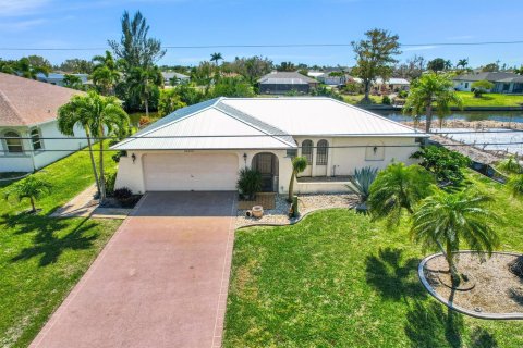 House in Cape Coral, Florida 3 bedrooms, 131.09 sq.m. № 1059157 - photo 16