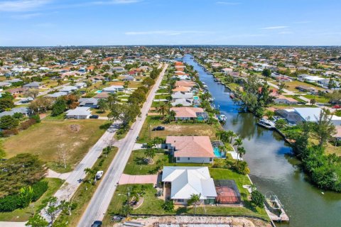 House in Cape Coral, Florida 3 bedrooms, 131.09 sq.m. № 1059157 - photo 3