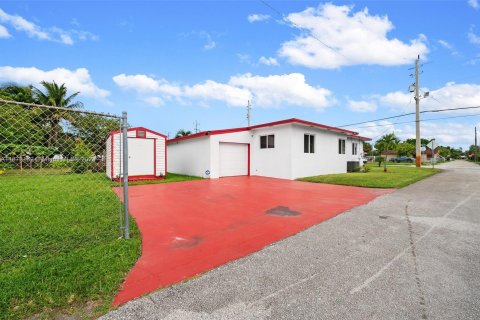 House in Hallandale Beach, Florida 3 bedrooms, 146.41 sq.m. № 1394715 - photo 3