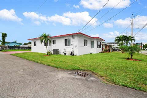 House in Hallandale Beach, Florida 3 bedrooms, 146.41 sq.m. № 1394715 - photo 2